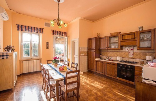 Popoltaio-Schiacciato House | Casa Caprifoglio C: A characteristic and welcoming apartment that is part of an ancient country house surrounded by the greenery, with Free WI-FI.