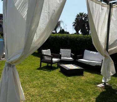 Isola Apartment | Casa con piscina e vista mare dal giardino