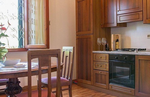 Massa e Cozzile House | Casa Concerto B: A graceful apartment located on top of a small hill, with Free WI-FI.