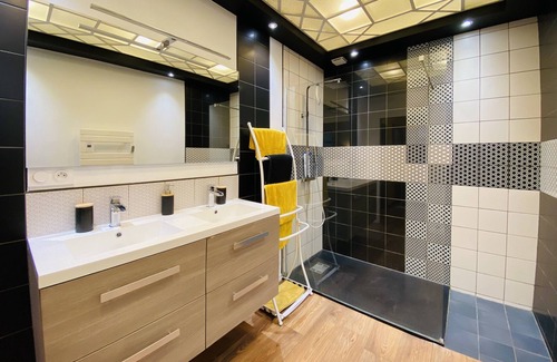 Monplaisir Apartment | Casa Cosy : Spacious T2 - Parking - Quiet
