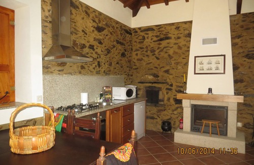 Espinho House | Casa da Avó, with swimming pool and beaches 2km away, up to 5 people, pets welcome.