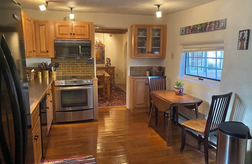 Taos House | Casa De Flores: Charming Restored Adobe on Historic Ledoux