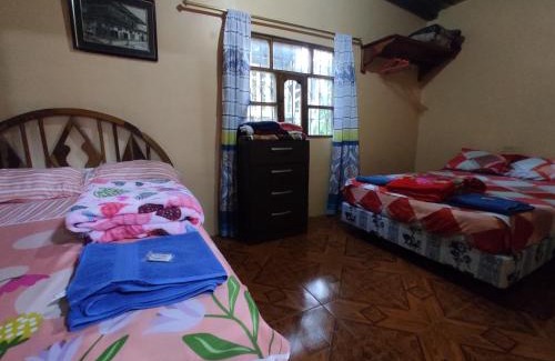 San Cristobal House | Casa de los Cypress - A 6 km de la Playa - Jardín, Wi-Fi, AC & BBQ - Para 1-4 Personas