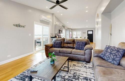 Channel Lake Apartment | Casa de Nello - Upper Level