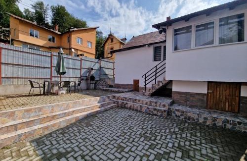 Azuga House | Casa de pe colț