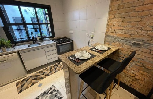 Pinheiros House | Casa de Tijolos com Churrasqueira Vila Fechada