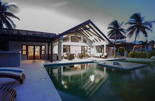 Cocoplum Villa | Casa de Wilson - 5 Bedroom Beachfront Villa