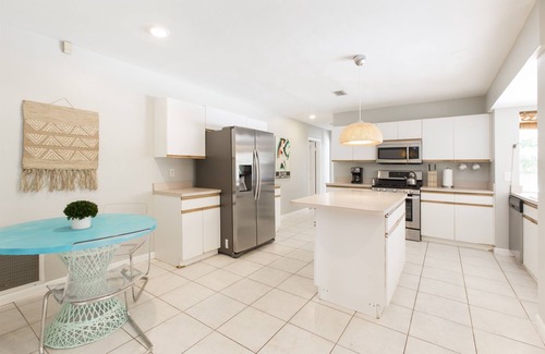 South Palm Park Neighborhood Association House | Casa Del Sol Pool Bungalow | Sleeps 8 | Near Beach