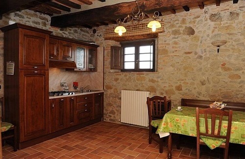 Fighille House | Casa delle Mammole D: A characteristic and welcoming apartment that is part of an ancient country house surrounded by the greenery, with Free WI-FI.