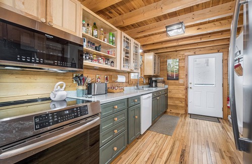 Sky Valley House | Casa di Maria | Wooded Views, Hot Tub, Community Lake Access!