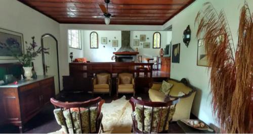 Nogueira House | Casa em Itaipava Piscina Lareira e Pet Friendly