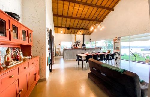 Carrancas House | Casa em ponto turístico de Carrancas, com PISCINA, VISTA de Cinema, 3 Suítes, cozinha EQUIPADA, NATUREZA exuberante, acesso à represa