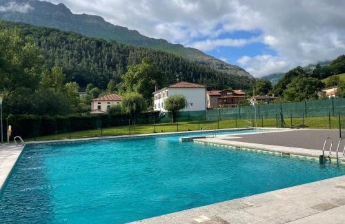 Arredondo House | Casa en la montaña con piscina de temporada