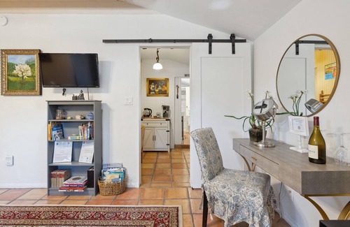 Mira Monte Apartment | Casa Esquina: Cozy Studio in the Ojai Valley's “Mo Town”