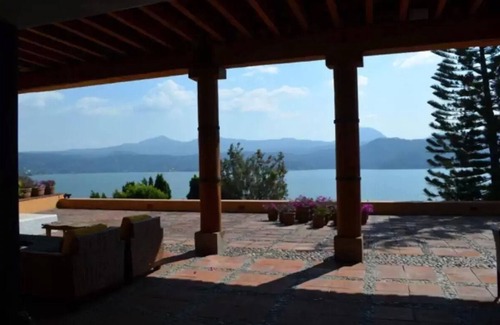 El Santuario House | Casa Estilo Mexicano en Valle De Bravo. Vista al Lago