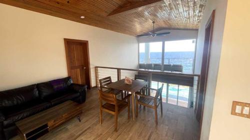 Antoneys Cay House | Casa Flomingo Roatan