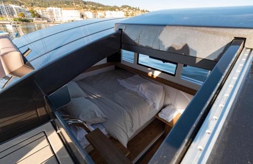 Quintans Boat Rental | Casa Flotante Sanxenxo