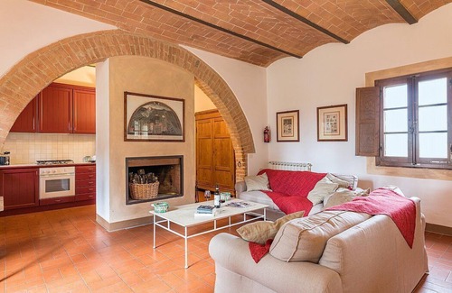 Asciano House | Casa Giobatta N: An elegant and welcoming apartment surrounded by the greenery, with Free WI-FI.