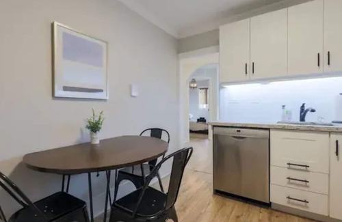 Leslieville Hotel | Casa Hotel: Modern 2BR Suite in Leslieville