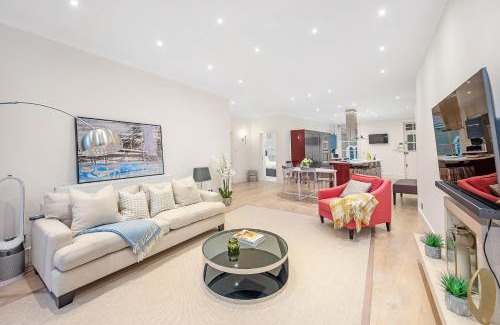 Royal Borough of Kensington and Chelsea Apartment | Casa Italia near Hyde Park & Kensington High Street - Wifi & Washing Machine - FREE Luggage Storage Available Nearby