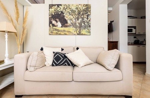 Historic Center Apartment | Casa Letizia ONE elegant romantic downtown apartment at the Two Towers