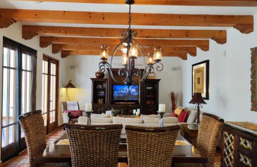 Nopolo House | Casa Linda