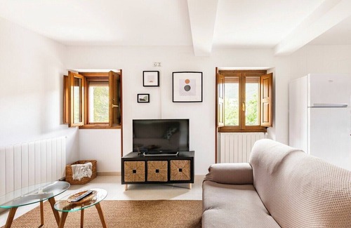Castiello de Jaca Apartment | Casa Luis: Apartamento con Jardín Privado en los Pirineos