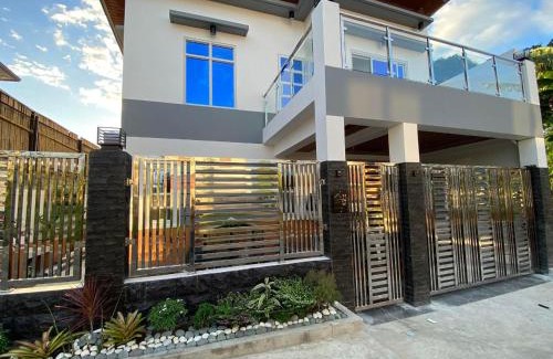 Trece Martires House | Casa MiKulai