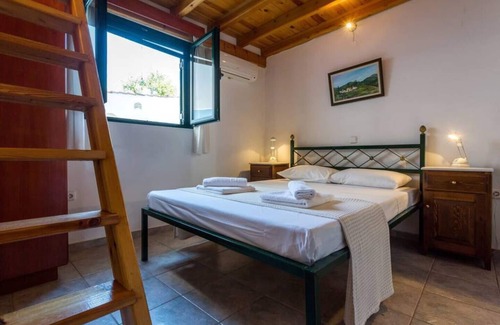 Votsi Apartment | Casa Milos Traditional Villa 190 m to the beach