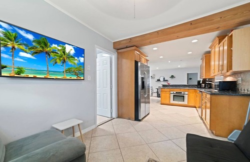 North Central Hollywood Villa | Casa Palma | Pool | 15min Beach | Pool table