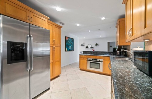 North Central Hollywood Villa | Casa Palma | Pool | 15min Beach | Pool table