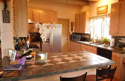 Abiquiu House | Casa Paloma Centrally Located Abiquiu Gem: great views, roomy kitchen, new AC!