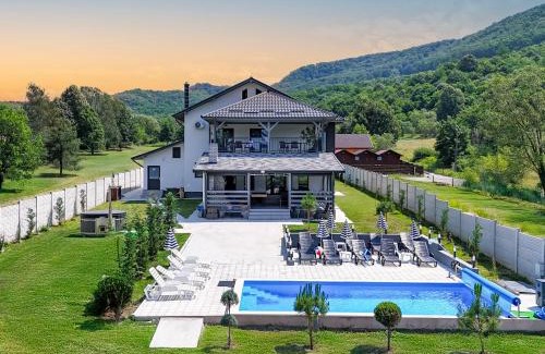 Calimanesti House | Casa Patry