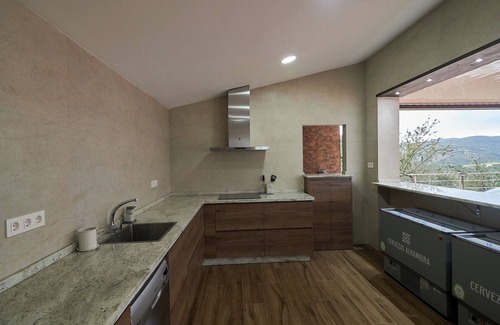 Montefrio Villa | Casa Rural con Piscina y Jacuzzi con Capacidad Máxima Para 16 Personas