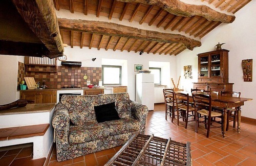 Castiglione d'Orcia House | Casa Salvia A: An apartment in the characteristic style of the Tuscan countryside, with Free WI-FI.
