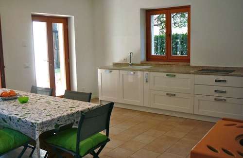 Malcesine Apartment | Casa Sopri: Heavenly tranquillity amidst the hustle and bustle: in the park by the beach.