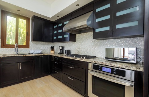 Lighthouse Estates House | CASA SUNRISE, luxury beach vacation house.