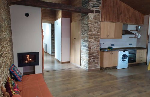 Carballeda de Valdeorras Cottage | Casa Tradicional con Jardín y Vistas a la Montaña. Eco dos Teixos