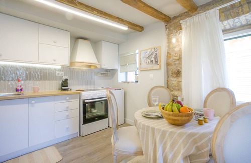 Old Town Apartment | Casa Trenta Otto-J: Authentic Corfu Charm in Mouragia, Wifi, A/C