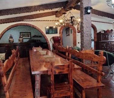 Arenzana de Abajo House | CASA TURÍSTICA Villa Carmen, CON CHIMENEA, AMPLIA ZONA DE JARDÍN, BARBACOA, PISCINA Y GARAJE