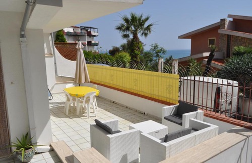 Fiumenaro House | Casa Vacanze Sentilmare