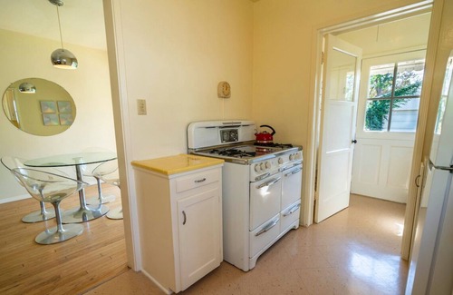 Valley Glen House | Casa Verde Idyllic 40's Valley Bungalow Lush Garden jacuzzi and Sauna