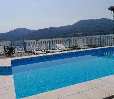 Eselnita House | Casa Yuppy Du