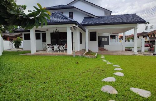 Kampung Stampin House | Casablanca Holiday Home with BBQ Pit