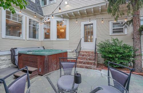 Old North End Villa | Cascading Manor - Loft HotTub SmartTVs SelfEntry FirePit