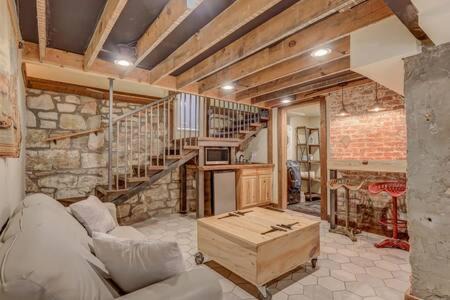Old North End Villa | Cascading Manor - Loft HotTub SmartTVs SelfEntry FirePit