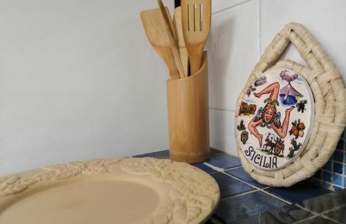 Santa Teresa di Riva Apartment | Casetta Rosso Tulipano