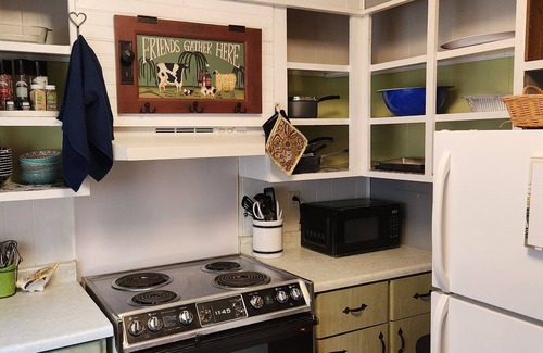 Caseville House | Caseville 2 bedroom home 1/2 mile from town, shopping restaurants and beaches