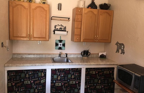 Cohoe Cabin | Casey’s Bear Den is a cozy cabin near Johnson Lake and the Kasilof River