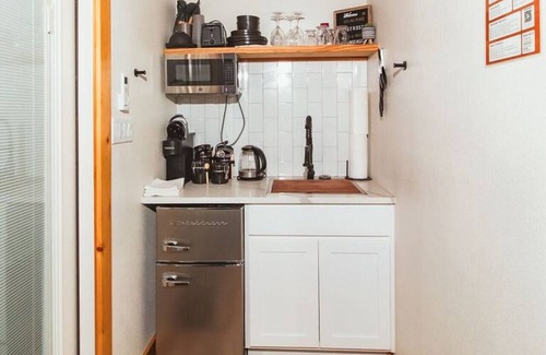 Athens House | Casita 1 · Great getaway in nature near lakes & shopping. C1